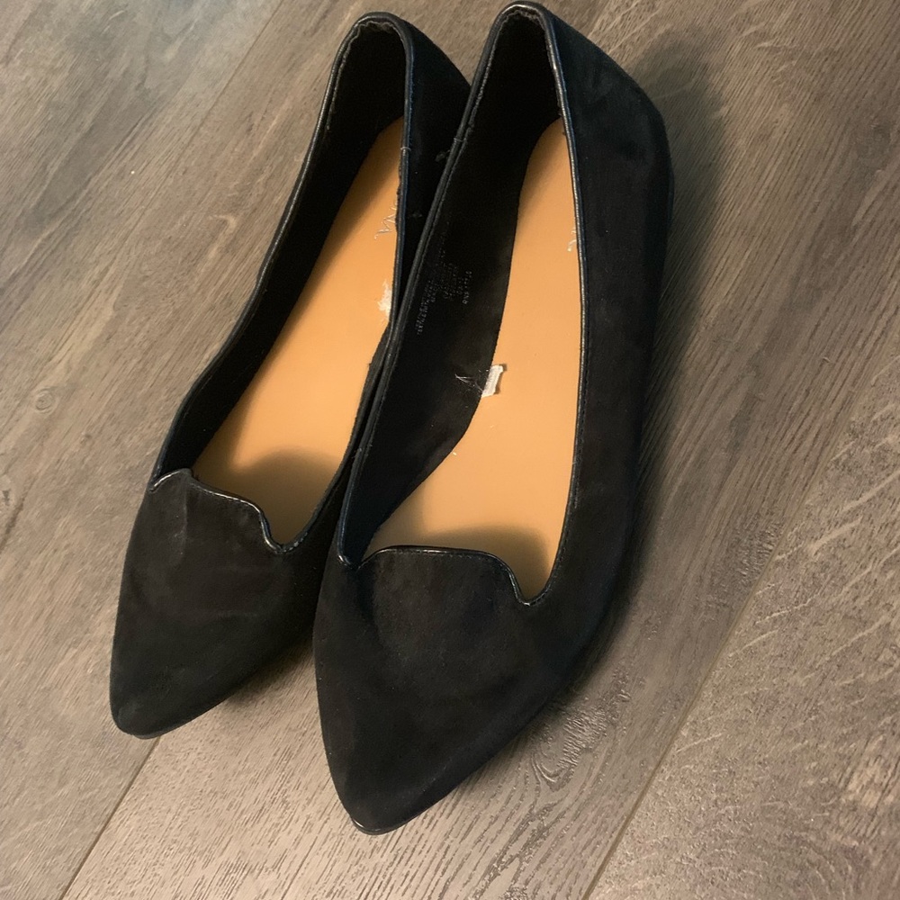 Black velvet pointed loafers
